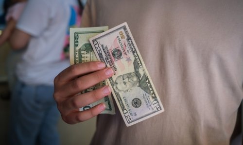 Euro ojačao prema dolaru gotovo 2 posto