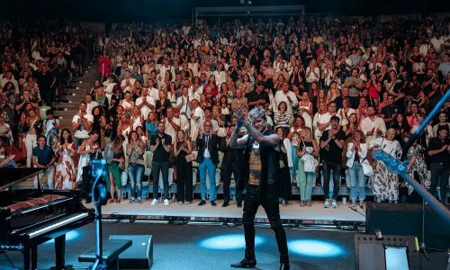 Maksim Mrvica impresivnim koncertom na šibenskoj Tvrđavi sv. Mihovila potvrdio svoj zvjezdani status: Audio vizualni spektakl oduševio publiku!