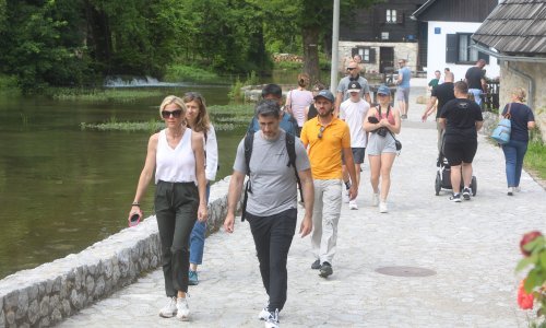 Brojni turisti svakodnevno posjećuju 'male Plitvice', pogledajte to bajkovito mjesto