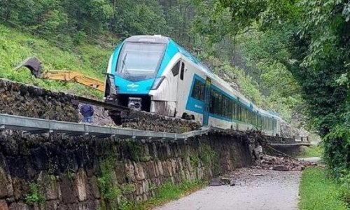 Opasno nevrijeme u Sloveniji: Odron zatrpao autobus, vlak iskočio iz tračnica