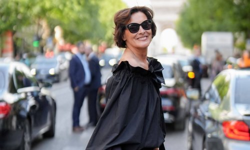 Tko kaže da crna nije za ljeto? Ova Parižanka ima stajling koji ćete poželjeti kopirati
