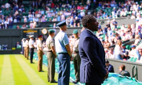 Prosvjednici upadaju na terene i prekidaju susrete. Pogledajte kakav kaos rade