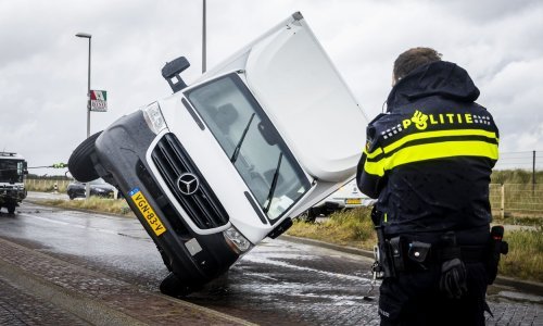 Neobično jaka oluja čupala stabla, prevrtala aute, a iza sebe ostavila i žrtve