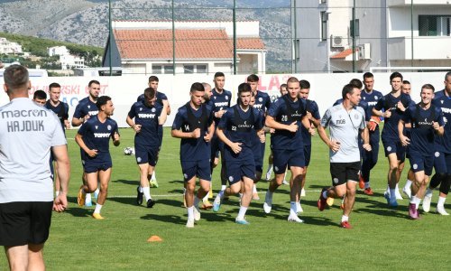 Nogometaši Hajduka sa srpskim nogometašima u gluho doba noći bježali iz hotela