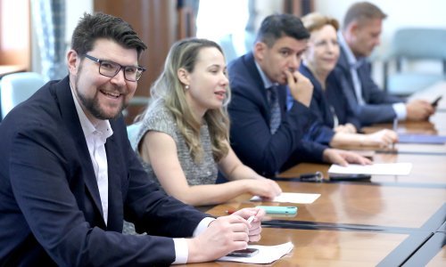 Grbin: Pokušavaju staviti stranačku šapu na vojnu tajnu službu