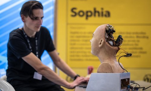 Roboti obećali da neće ljudima krasti poslove ni ustati protiv čovječanstva