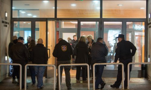 Branitelji 'stražarili' uoči Frljićeve kontroverzne premijere