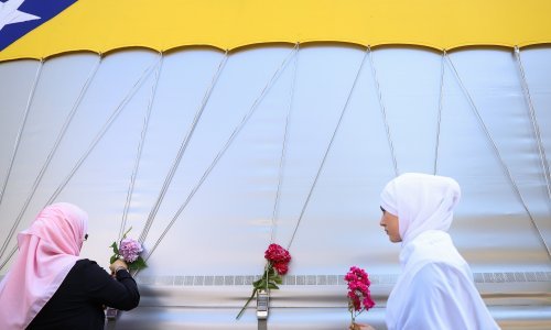 Prema Srebrenici ispraćeni posmrtni ostaci 30 žrtava genocida