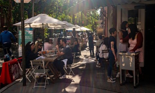 COVID izvukao restoranske stolove u Velikoj Jabuci na ulicu