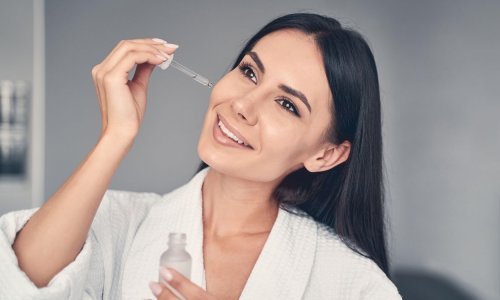 Usporavaju znakove starenja: Ova čarobna ulja za lice obožavat će dame 50+