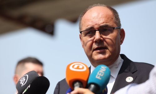 Schmidt najavio da će postrožiti zakon o zabrani negiranja genocida u Srebrenici