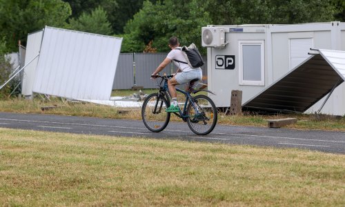 Olujno nevrijeme srušilo ogradu preko puta Muzeja suvremene umjetnosti