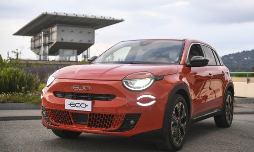 Fiat započeo proizvodnju novog 600e: Prvi proizvedeni primjerak narančasti La Prima model