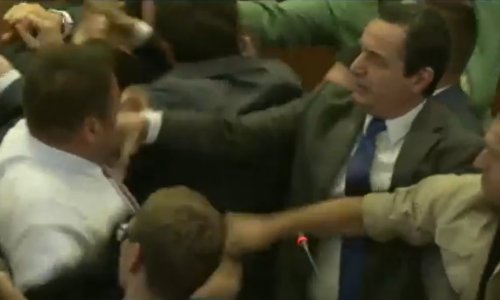 Premijer Albin Kurti zaliven vodom u parlamentu, izbila tučnjava: Pogledajte taj kaos