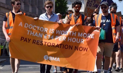 Engleski liječnici u najvećem štrajku u povijesti zemlje; sve zbog malih plaća