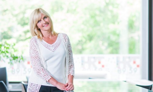 Sanja Doležal u opuštenom izdanju snimljena za kormilom broda