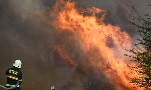 Požar se širi prema Primoštenu, vjetar stalno mijenja smjer i otežava gašenje