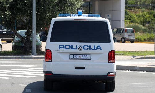 Biciklist se zabio u parkirani automobil i preminuo