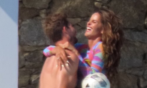 Vruće igrice uz bazen: Brazilska manekenka i golman prepustili se nježnostima