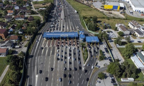 Pogled iz ptičje perspektive na gusti promet na Lučkom