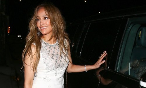 Kakav prizor: Jennifer Lopez pokazala istrenirane noge u haljini retro stila