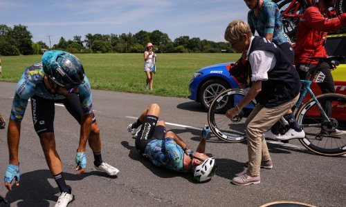 Novi skandal na Touru, neoprezni gledatelj skrivio masovni pad, neki su snimali selfie