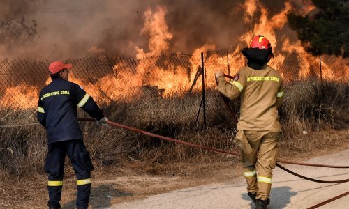 Požari bjesne blizu Atene, građani napustili domove, djeca evakuirana iz kampa