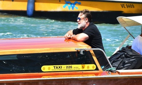 Fanovi zapanjeni njegovim izgledom: Neprepoznatljivi Russell Crowe u Veneciji