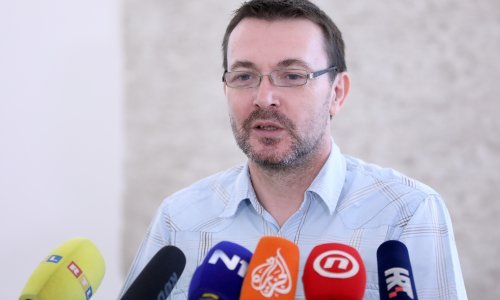 Oporba oplela po Fuchsu; Bauk: Ako želi preko reda, neka plati privatno