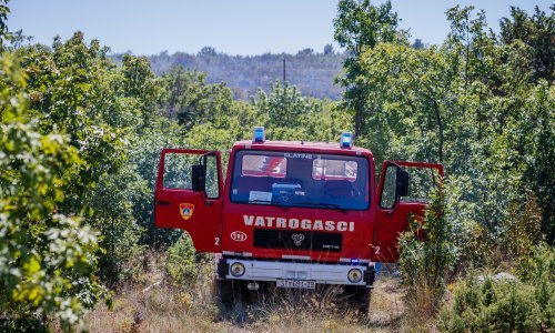 Buknuo požar na području Trogira; vatrogascima pomaže Air Tractor i kanaderi