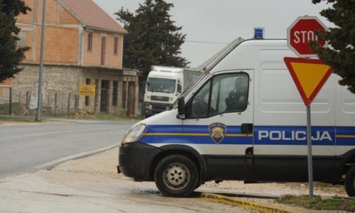 Baka autom srušila majku i kćer na pješačkom i pobjegla