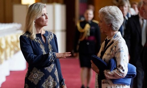 Vojvotkinja od Edinburgha zablistala u skupocjenoj haljini sa zlatnim detaljima