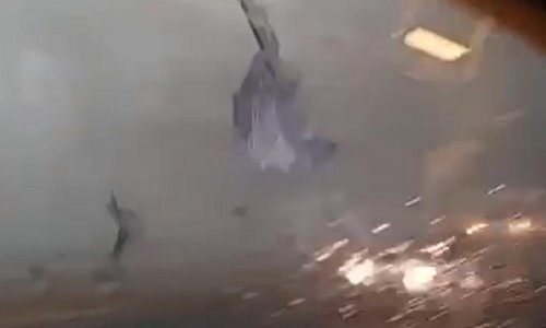 Nevjerojatna snimka iz Zagreba: Dijelovi billboarda letjeli između jurećih automobila