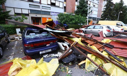 Pogledajte trenutak kada je vjetar odnio krov sa zgrade u Španskom