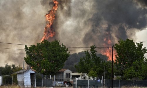 Požar kod Atene ponovno izvan kontrole, Hrvatska šalje kanader u ispomoć