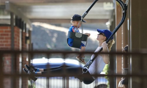 Jennifer Lawrence snimljena u igri sa sinčićem Cyom