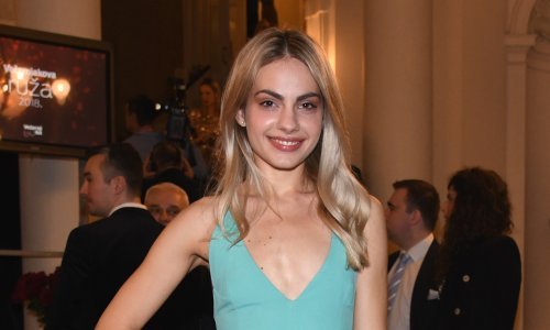 Tara Thaller zna kojim modelom istaknuti liniju, a stajling je podigla zlatnim sandalama