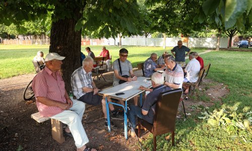 Manjak radnika: Domaće trgovine zapošljavaju sve više umirovljenika