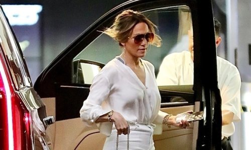 Jennifer Lopez plijeni poglede u bijelom, a vjerna je i dodatku bez kojeg ne može