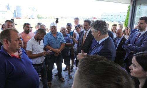 Nezadovoljni otočki svinjogojci dočekali Plenkovića; evo što su mu rekli