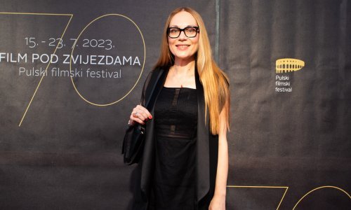 Jasnin stajling nije loš, ali je pretežak za uzavrelu ljetnu noć