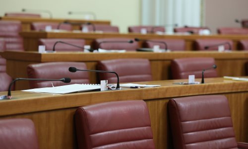 Voda probila u sabornicu, sjednica Hrvatskog sabora nakratko prekinuta