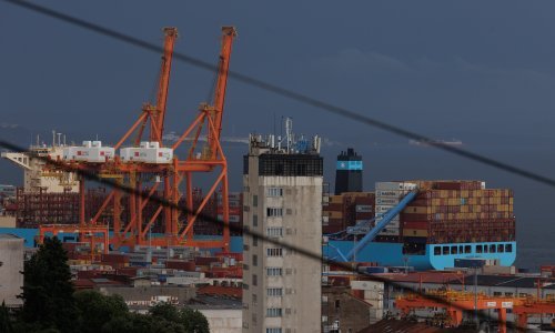 Olujno nevrijeme u Rijeci srušilo kontejnersku dizalicu