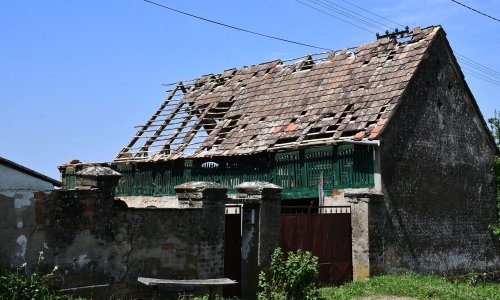 U Slavoniji dva muškarca pala s krova dok su sanirali štetu, jedan se bori za život
