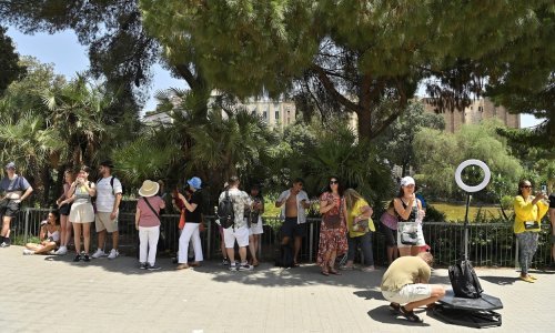 Španjolci bježe od vrućina u trgovačke centre i sade drveće