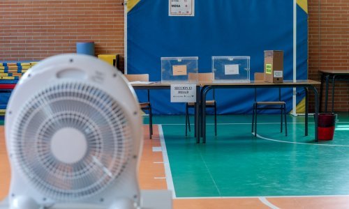 Španjolski izbori na 40 plus: Na biralištima ventilatori i boce vode
