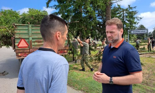 Banožić obilazi nevremenom pogođenu Slavoniju: 'Skoro bi mogli dobiti struju'