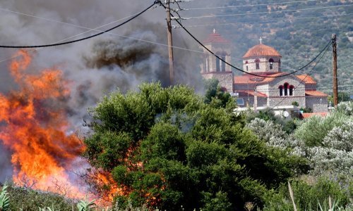 Grčka: Šumski požari ne jenjavaju, turisti napuštaju ljetovališta