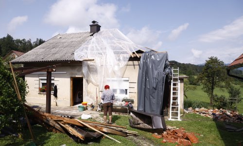 Nevrijeme u Sloveniji: Oštećeni krovovi, prozori i vozila; dio zemlje bez struje