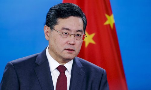 Šef diplomacije Kine razriješen dužnosti, nema ga u javnosti već mjesec dana